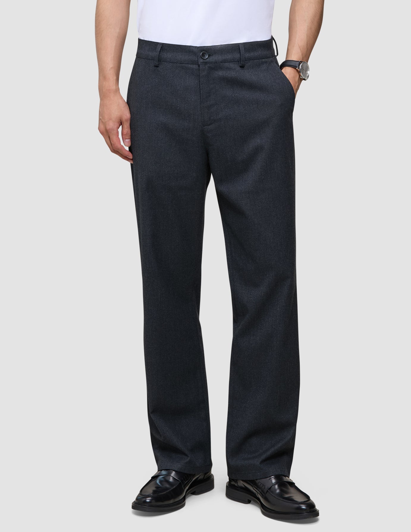 Atelier-Hose Relaxed Dark Navy aus dunkelblauem Broken-Twill mit Knopfverschluss, kombiniert mit schwarzen Loafern für einen Look im skandinavischen Design.